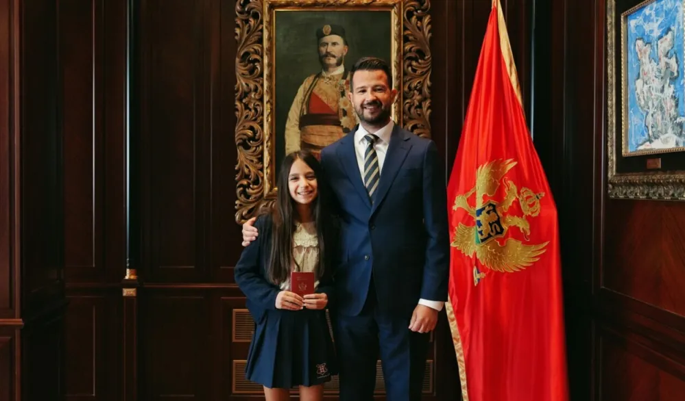 (VIDEO) Crna Gora priznaje &scaron;ampione: Milatović uručio paso&scaron; Lani Boljević