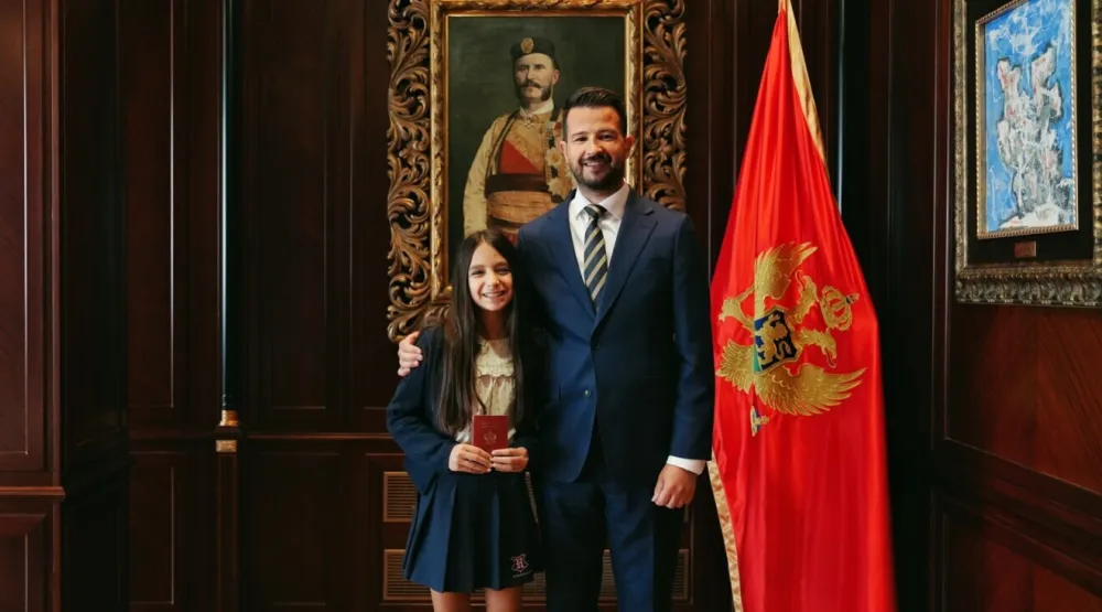 (VIDEO) Crna Gora priznaje &scaron;ampione: Milatović uručio paso&scaron; Lani Boljević