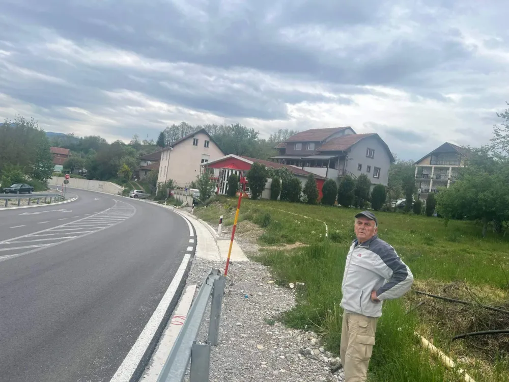 Fekalije otvorenim kanalom teku kroz Beranselo