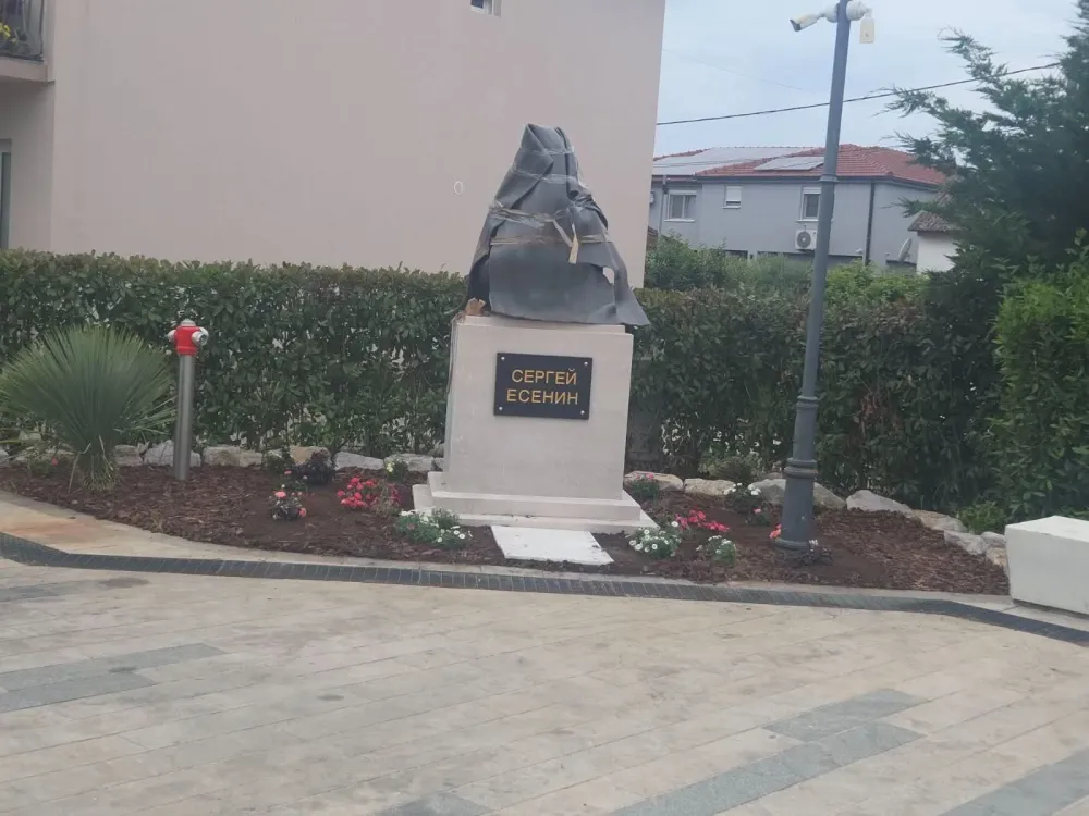 Spomenik Jesenjinu