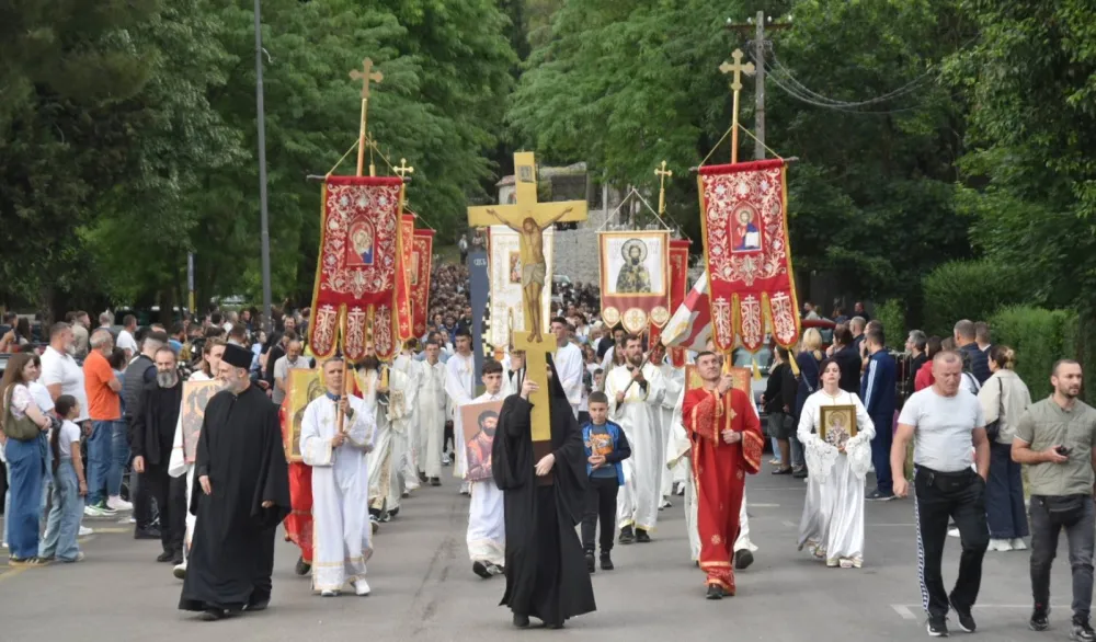 (FOTO/VIDEO) Markovdanska litija u Podgorici okupila veliki broj vjernika