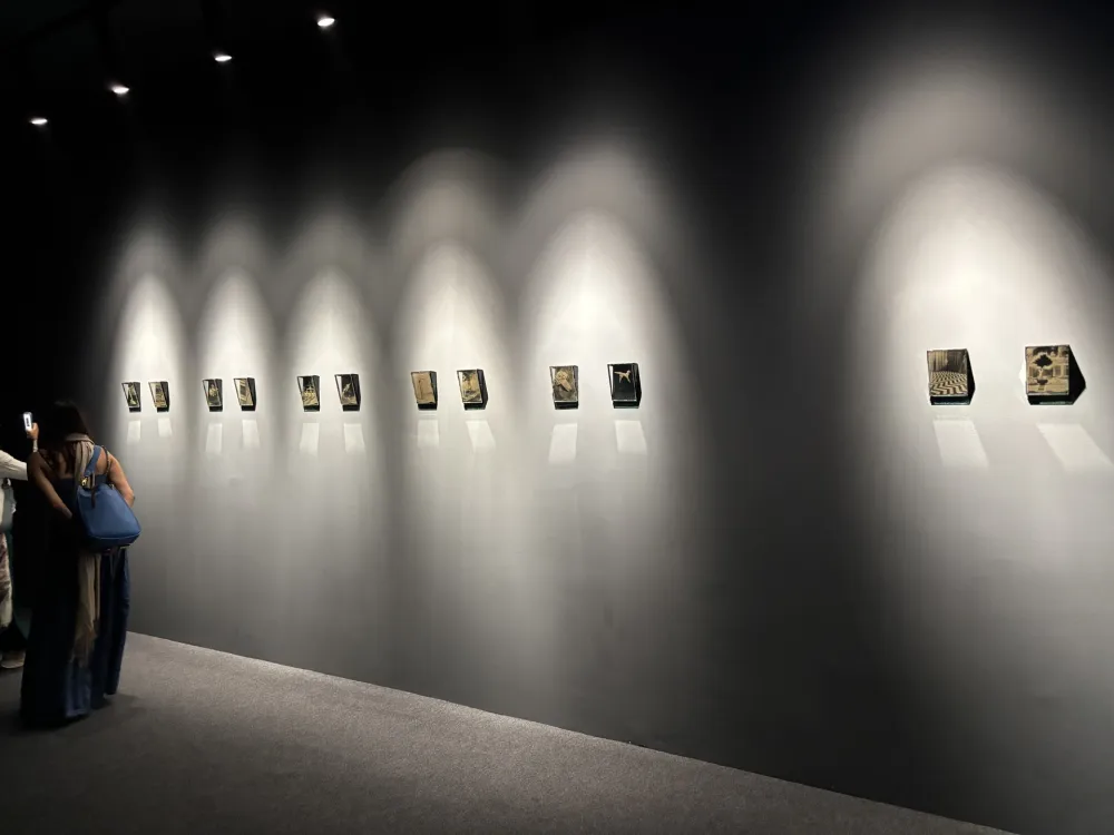 Analogne fotografije dio su instalacije