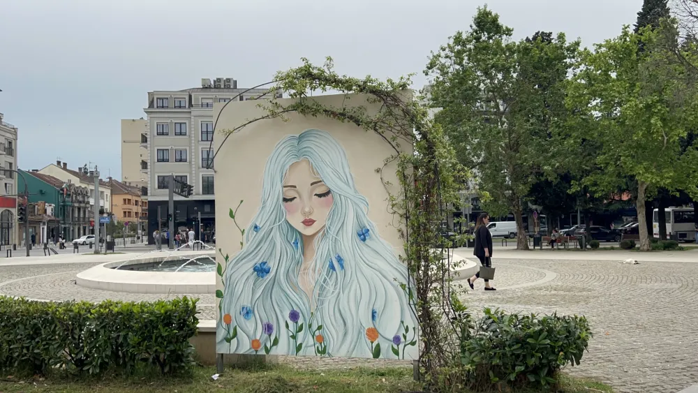 (VIDEO) Podgoričkim muralima jo&scaron; nije porasla kosa