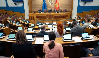 Za zakone glasaju, koncesijama i rekonstrukcijom trguju
