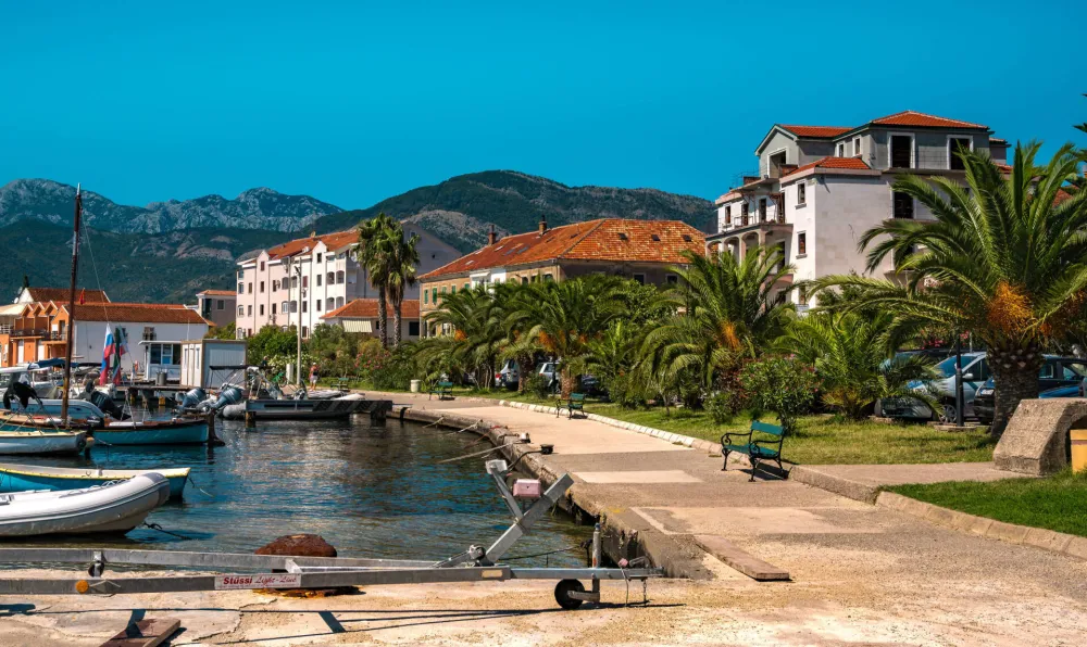U Tivtu odmara skoro tri hiljade turista