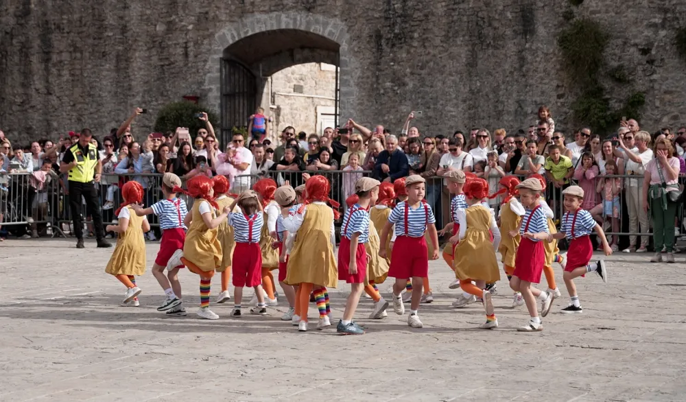 (FOTO) Budva ispunjena &scaron;arenim maskama i osmjesima: Mala karnevalska povorka okupila djecu iz različitih krajeva Crne Gore