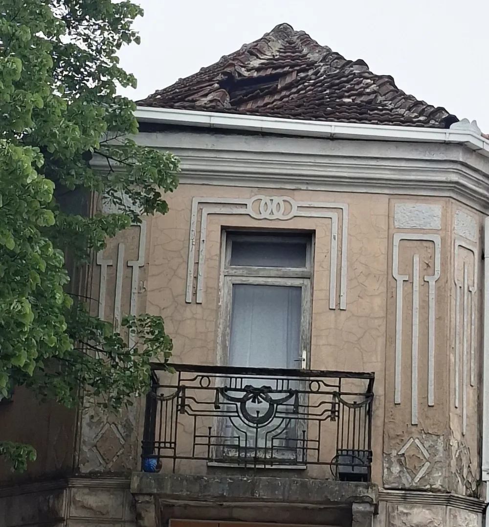 Са крова куће свакодневно на улицу и тротоар пада цреп