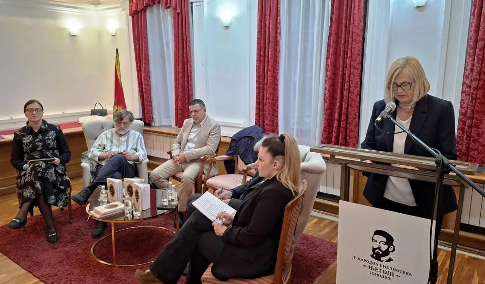 Njego&scaron;ev spjev koji nadilazi vrijeme preveden na francuski