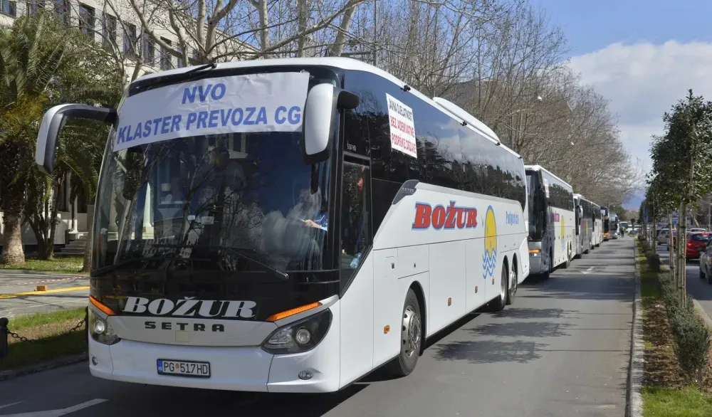 Prije povlačenja ručne, autobuski prevoznici čekaju razgovor sa novim ministrom