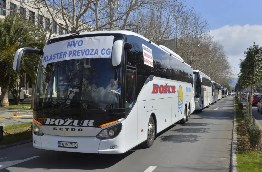 Prije povlačenja ručne, autobuski prevoznici čekaju razgovor sa novim ministrom