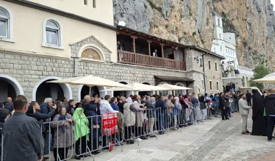 (VIDEO) Hiljade vjernika pod Оstrogom: U molitvenom sabranju proslavljaju praznik Svetog Vasilija Čudotvorca