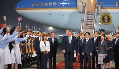 (FOTO) Tramp stigao u Peking, svečani doček na aerodromu