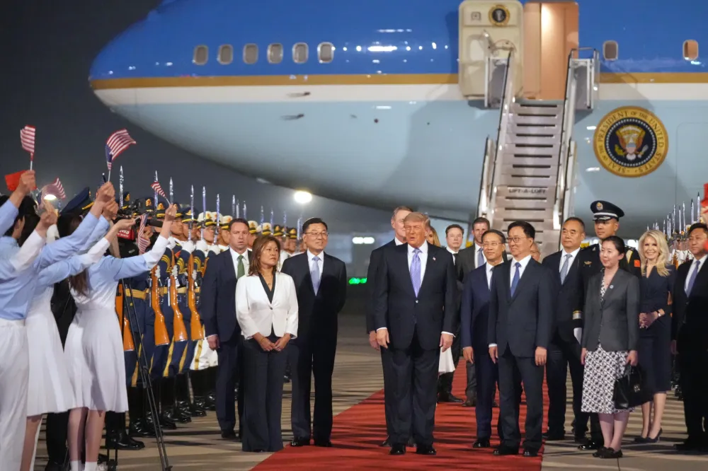(FOTO) Tramp stigao u Peking, svečani doček na aerodromu
