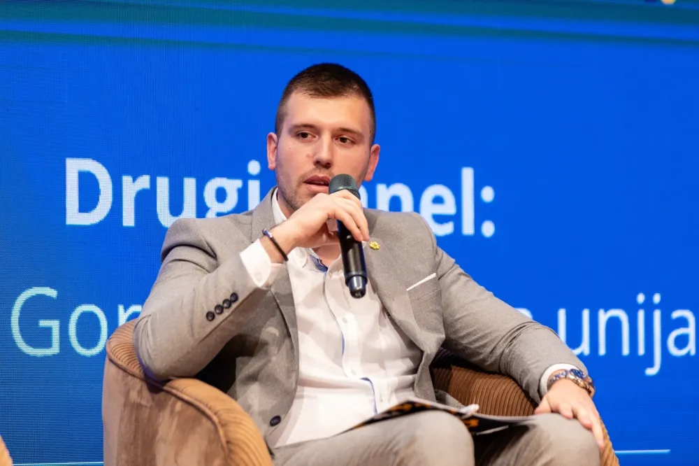 Čau&scaron;i: Poslanik Stojović plaćeniji po minutu "nastupa" nego Riki Martin