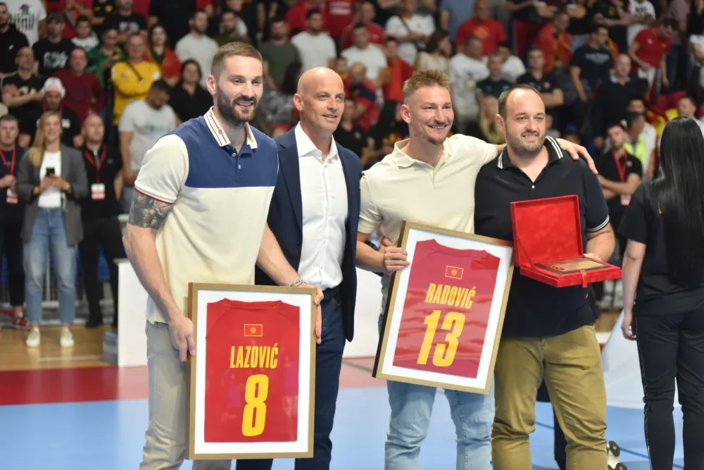 Trio se oprostio