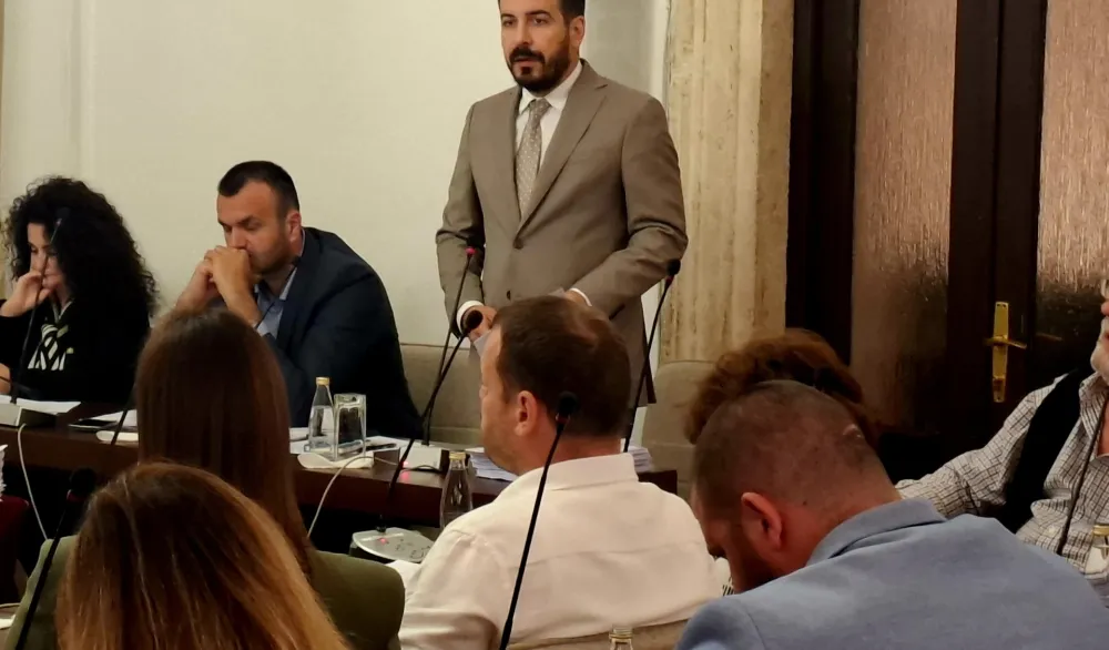 Skup&scaron;tina op&scaron;tine Kotor usvojila izvje&scaron;taj o radu predsjednika op&scaron;tine: Prihodi rasli, ali kritike nijesu izostale