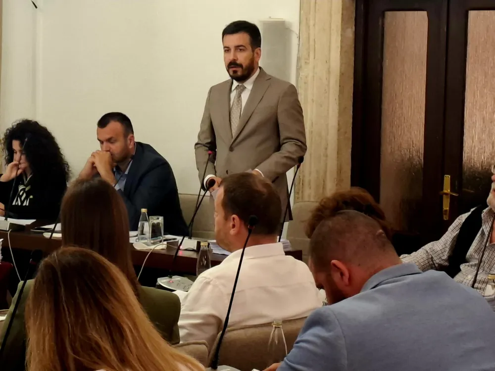 Skup&scaron;tina op&scaron;tine Kotor usvojila izvje&scaron;taj o radu predsjednika op&scaron;tine: Prihodi rasli, ali kritike nijesu izostale