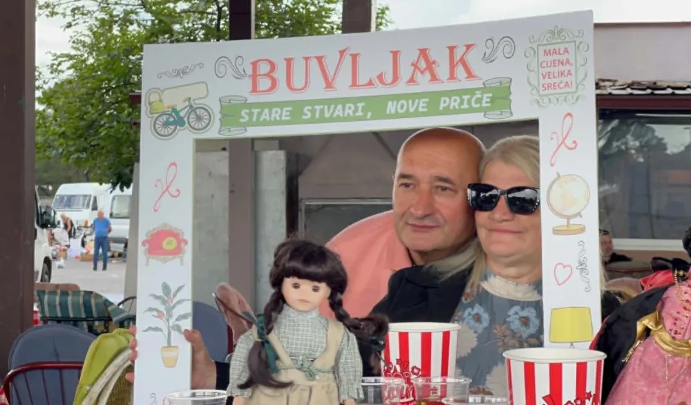 (VIDEO) Tržnice i pijace organizovale prvi &bdquo;Vintidž dan&ldquo; na buvljaku: Duh uspomena iz starih predmeta