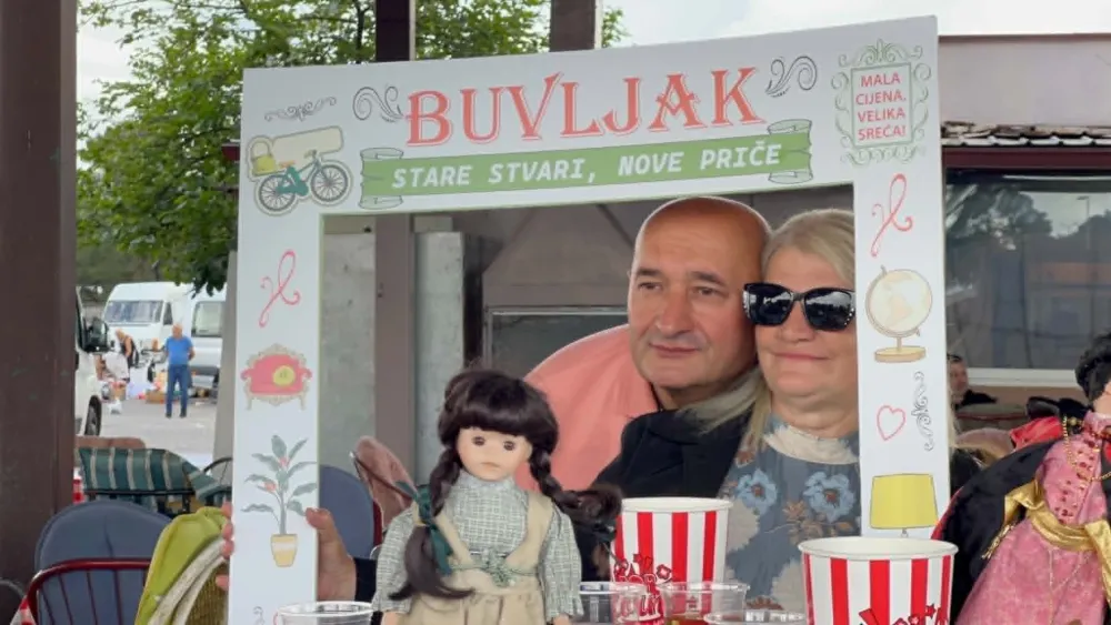 (VIDEO) Tržnice i pijace organizovale prvi &bdquo;Vintidž dan&ldquo; na buvljaku: Duh uspomena iz starih predmeta