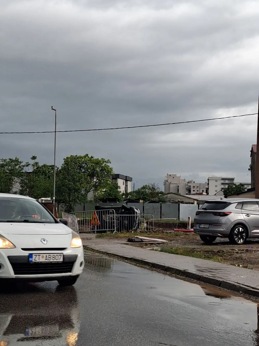 Dvije ženske osobe povrijeđene u prevrtanju vozila na Zabjelu
