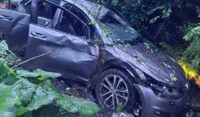 Slijepač most: Automobil sletio sa puta, dvije osobe lak&scaron;e povrijeđene
