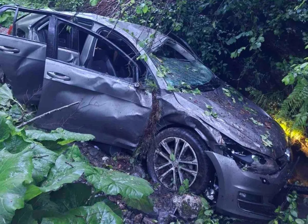 Slijepač most: Automobil sletio sa puta, dvije osobe lak&scaron;e povrijeđene