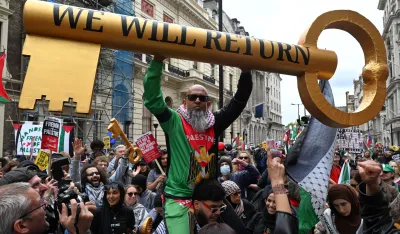 London: Desetina hiljada ljudi protestovali u dvije povorke, a policija između