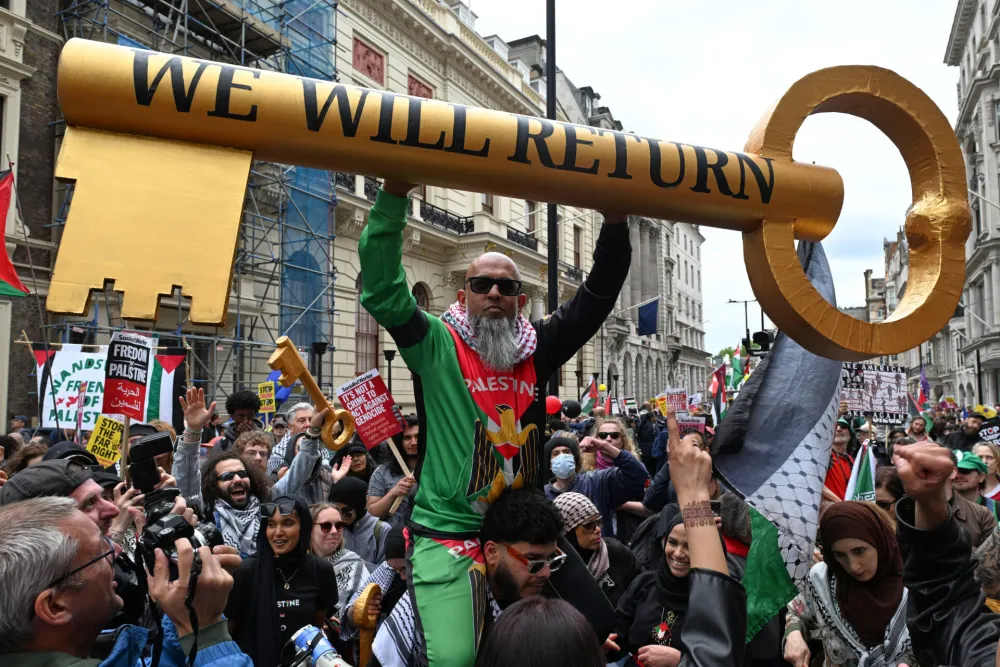 London: Desetina hiljada ljudi protestovali u dvije povorke, a policija između