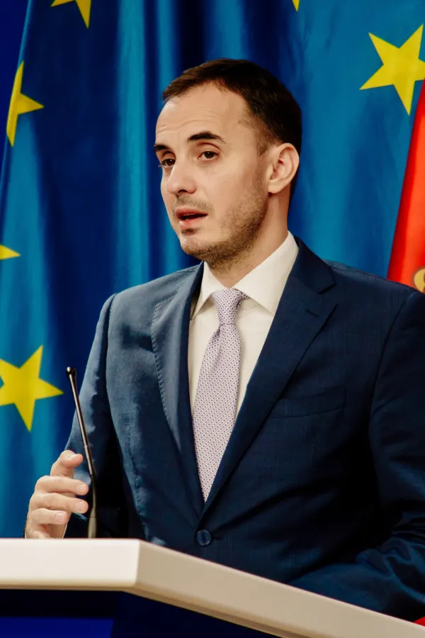 Konatar: Država ne smije živjeti samo od kredita, potrebna nam je nova ekonomska politika