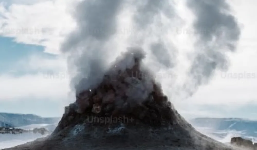 Erupcija vulkana Dukono u Indoneziji, izbacio pepeo pet kilometara u visinu
