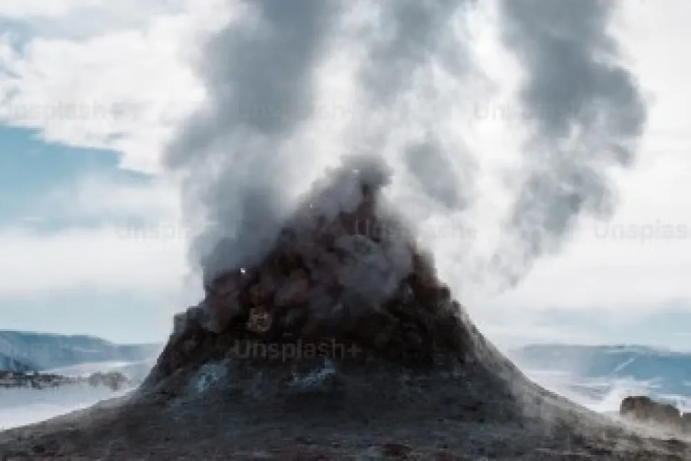 Erupcija vulkana Dukono u Indoneziji, izbacio pepeo pet kilometara u visinu