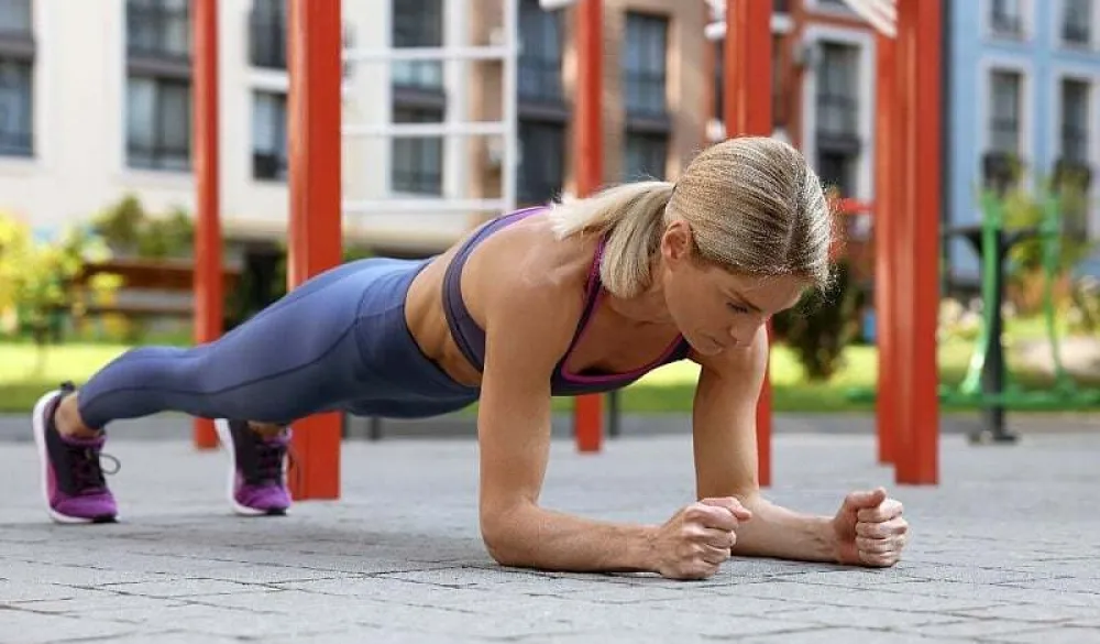 Koliko dugo treba trajati vježba plank da ojačate trbu&scaron;ne mi&scaron;iće, gluteus i ramena
