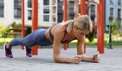 Koliko dugo treba trajati vježba plank da ojačate trbu&scaron;ne mi&scaron;iće, gluteus i ramena