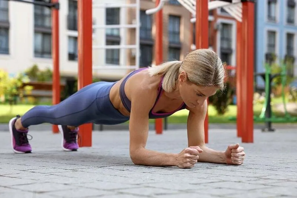 Koliko dugo treba trajati vježba plank da ojačate trbu&scaron;ne mi&scaron;iće, gluteus i ramena