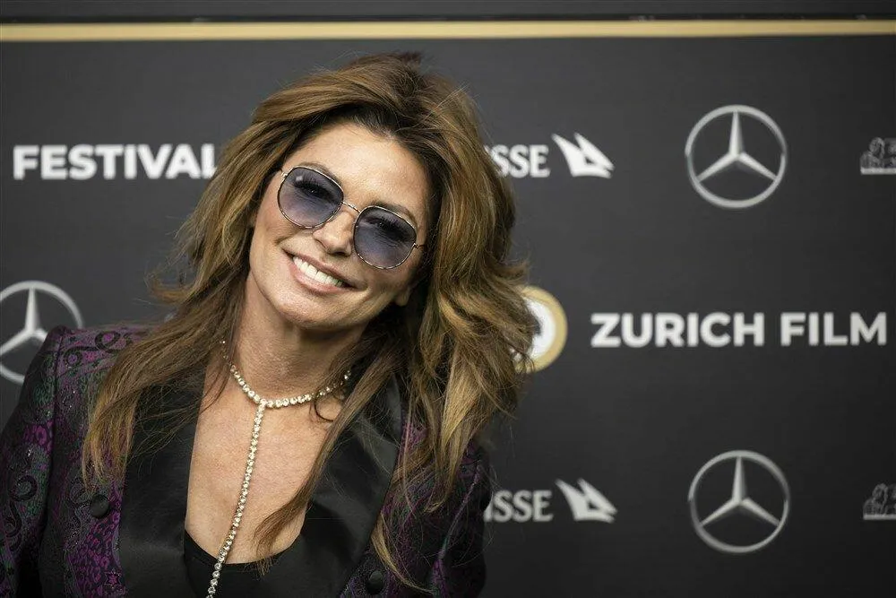 &Scaron;anaja Tvejn vratila se country-pop korijenima novim singlom &ldquo;Dirty Rosie&rdquo;