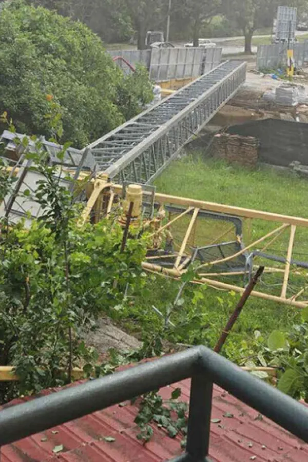 Dizalica pala na kuću i poslovni objekat u Čelugi, nema povrijeđenih