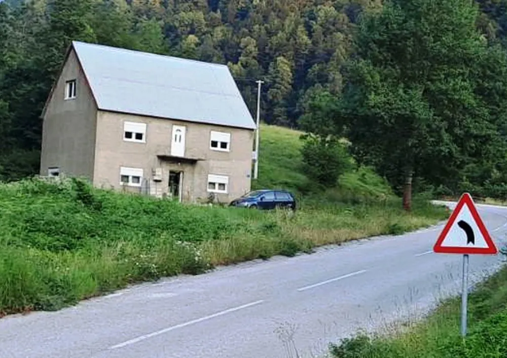 Kuća Nenada Todorovića koja je o&scaron;tećena usled zemljotresa