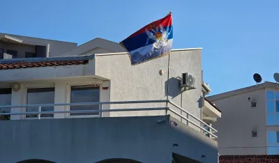 Trobojka na kući Dejana Đurovića povodom Dana nezavisnosti Crne Gore