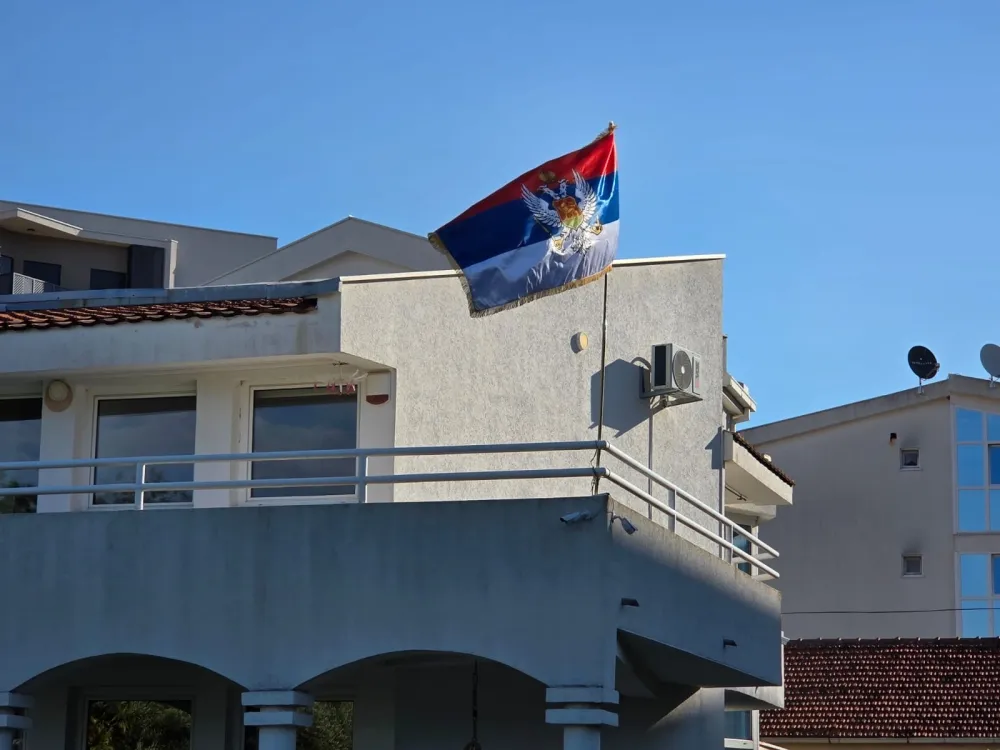 Trobojka na kući Dejana Đurovića povodom Dana nezavisnosti Crne Gore