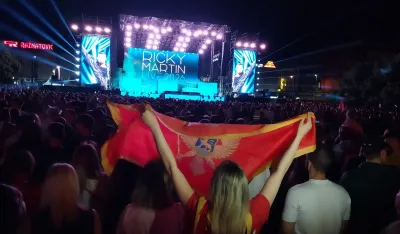 (VIDEO) Muzički spektakl na Trgu nezavisnosti: Počeo koncert Riki Martina