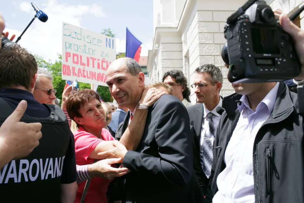 Slovenija formira desničarsku vladu, na čelu Janez Jan&scaron;a