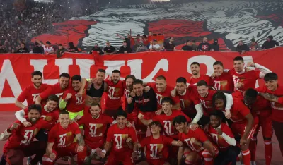 Fudbaleri Crvene zvezde ispsod sjeverne tribine
