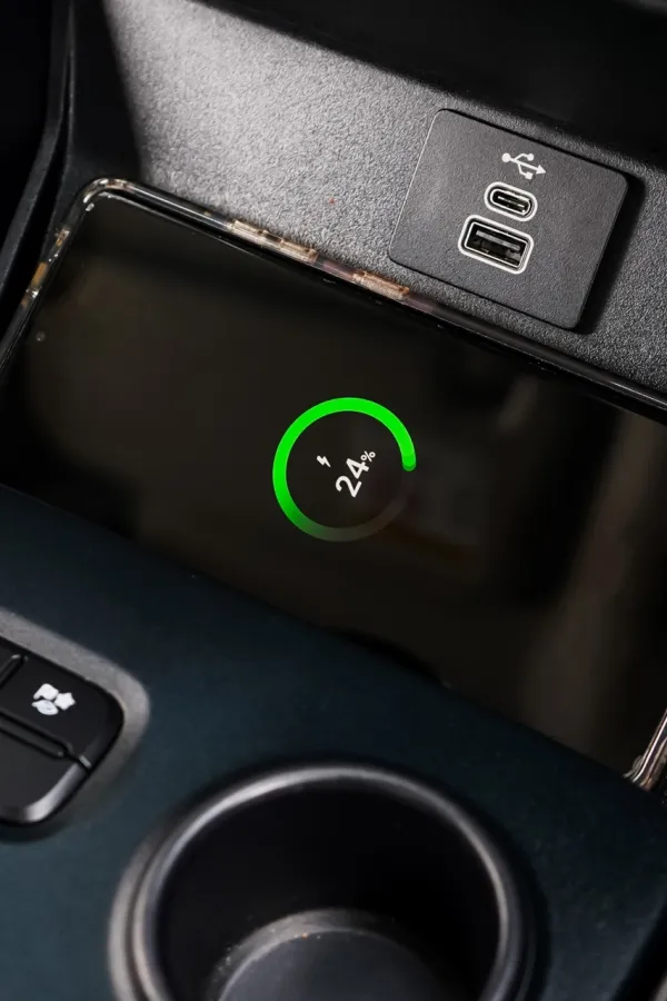 Za&scaron;to bežično punjenje telefona u automobilu nije dobra ideja