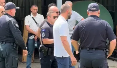 Prizren: Privedeno &scaron;est mladića iz Crne Gore jer su razvili zastavu Srbije