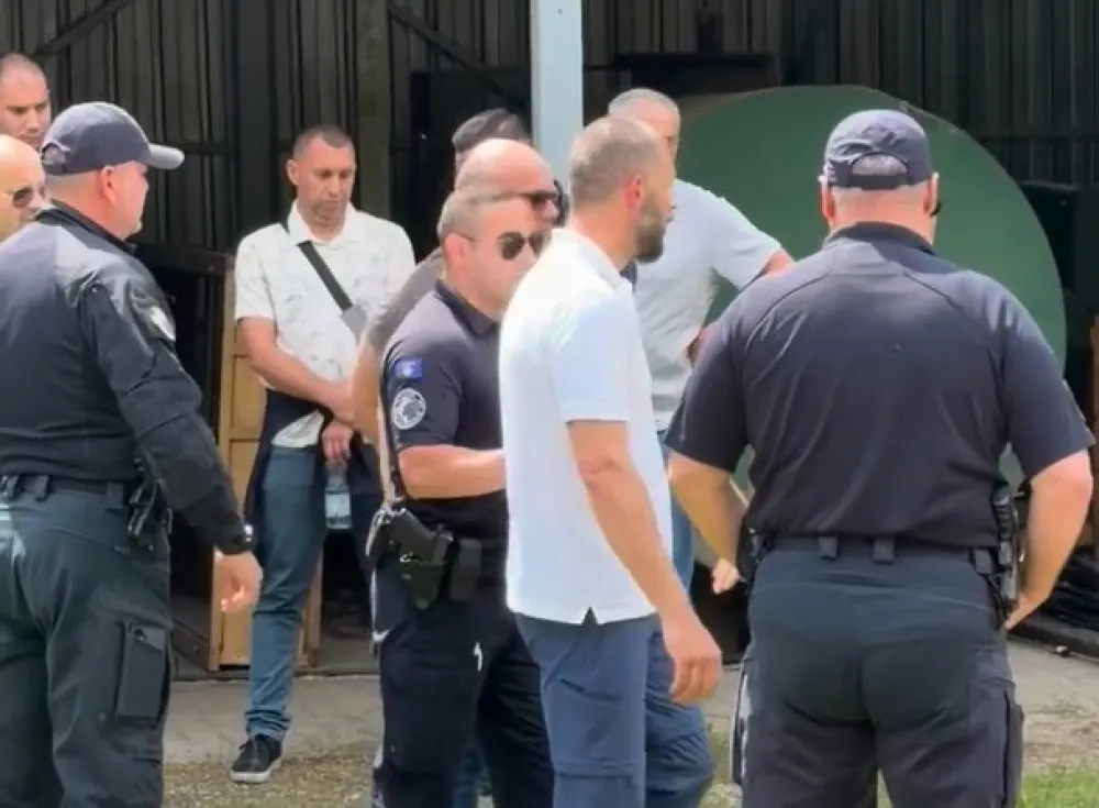 Prizren: Privedeno &scaron;est mladića iz Crne Gore jer su razvili zastavu Srbije