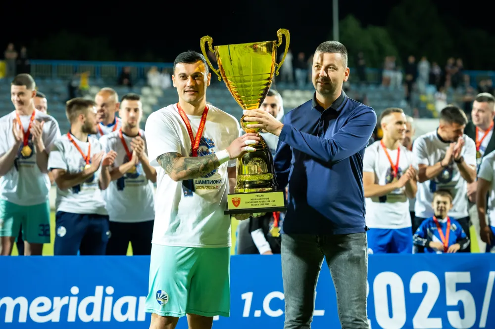 Bulatović uručio pehar Vladanu Giljenu