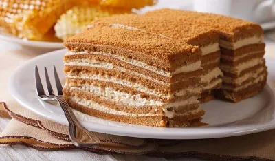 Medena torta kremasta, mirisna i sočna poslastica
