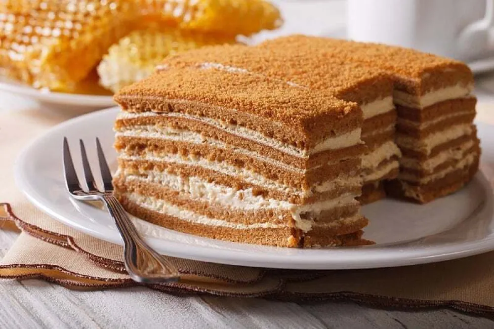 Medena torta kremasta, mirisna i sočna poslastica