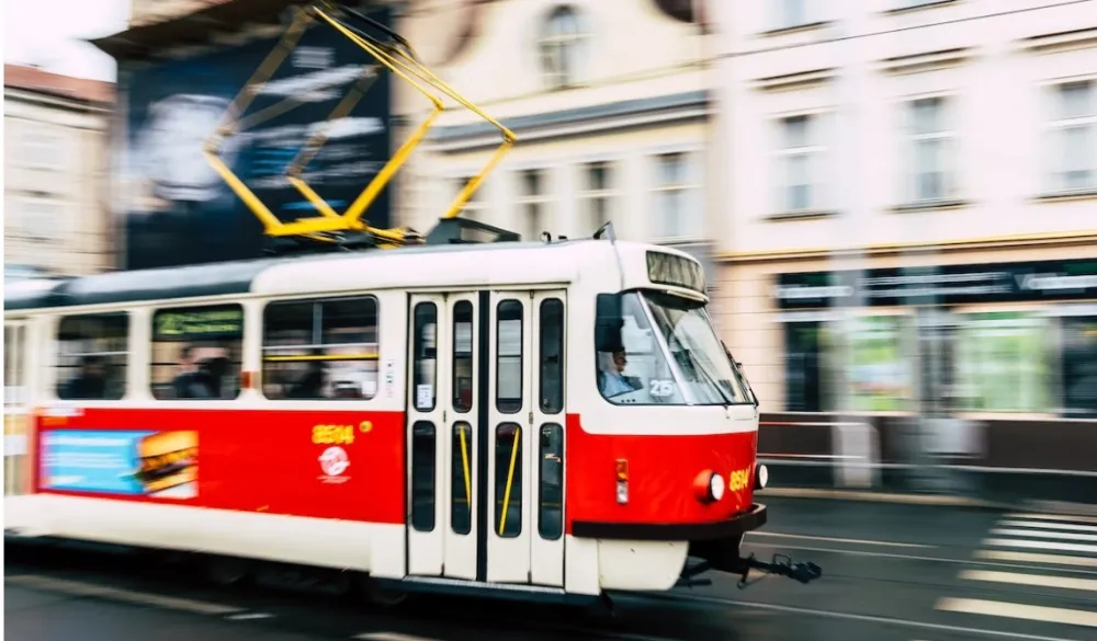Tramvaj izletio iz &scaron;ina u Beogradu, povrijeđeno vi&scaron;e osoba