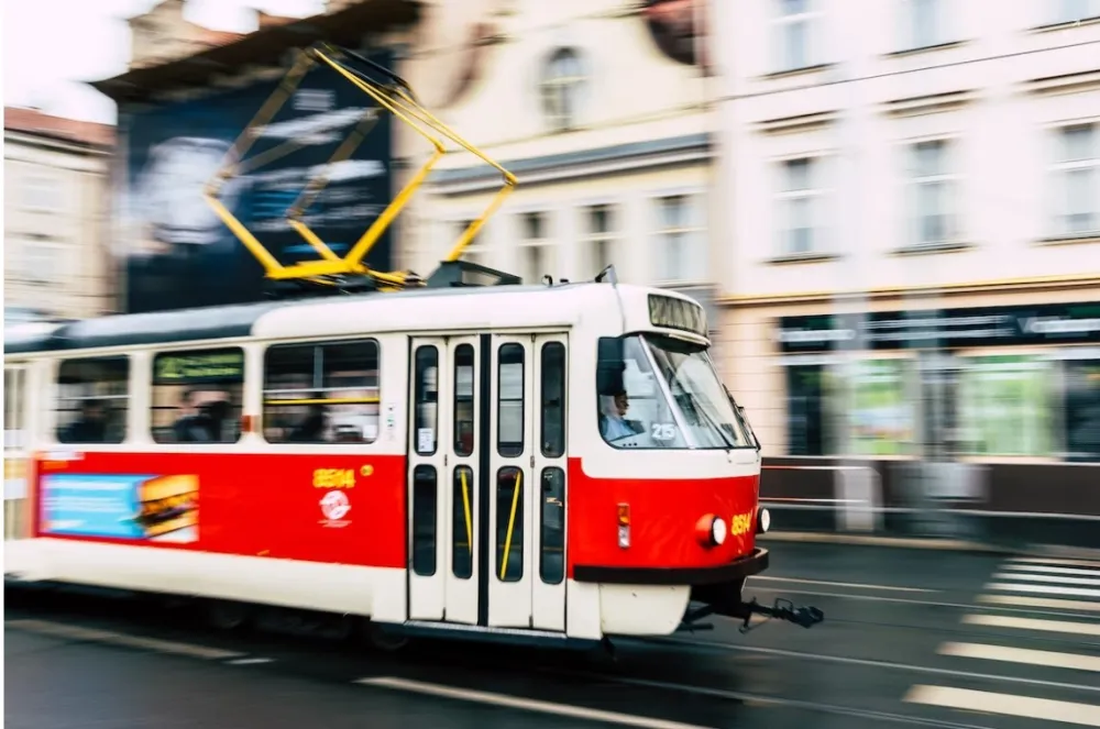 Tramvaj izletio iz &scaron;ina u Beogradu, povrijeđeno vi&scaron;e osoba